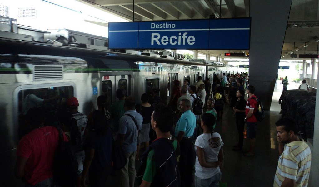 Os metroviários do Recife decidiram suspender as atividades a partir do próximo sábado (1), dia do tradicional bloco carnavalesco Galo da Madrugada, estendendo a paralisação durante todo o período do Carnaval, por tempo indeterminado; a ação foi definida um dia após um quebra-quebra protagonizado por passageiros, que protestaram contra um atraso de 20 minutos em um dos trens na estação do Coqueiral; a falta de manutenção seria, de acordo com os trabalhadores, o motivo para o atraso nos horários, que resulta nos protestos da população e na insegurança vivida pela categoria (Foto: Paulo Emílio) Os metroviários do Recife decidiram suspender as atividades a partir do próximo sábado (1), dia do tradicional bloco carnavalesco Galo da Madrugada, estendendo a paralisação durante todo o período do Carnaval, por tempo indeterminado; a ação foi definida um dia após um quebra-quebra protagonizado por passageiros, que protestaram contra um atraso de 20 minutos em um dos trens na estação do Coqueiral; a falta de manutenção seria, de acordo com os trabalhadores, o motivo para o atraso nos horários, que resulta nos protestos da população e na insegurança vivida pela categoria