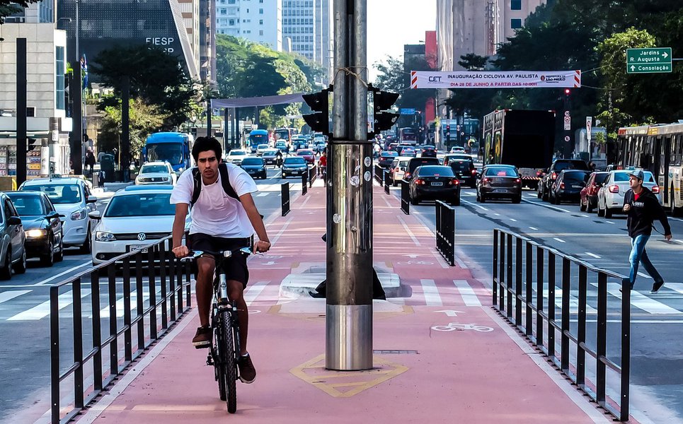 Depois de muita polêmica e campanha contra, o prefeito Fernando Haddad (PT) inaugura neste domingo a ciclovia na principal via da capital paulista, colocando a cidade no mapa mundial da mobilidade; implantação "é considerada um divisor de águas na bicimobilidade brasileira, pois tende a escancarar a demanda (atual e reprimida), com cidadãos circulando ininterruptamente de bicicleta em uma das avenidas mais famosas do país", escreve Willian Cruz, do movimento VádeBike (Foto: Gisele Federicce) Depois de muita polêmica e campanha contra, o prefeito Fernando Haddad (PT) inaugura neste domingo a ciclovia na principal via da capital paulista, colocando a cidade no mapa mundial da mobilidade; implantação "é considerada um divisor de águas na bicimobilidade brasileira, pois tende a escancarar a demanda (atual e reprimida), com cidadãos circulando ininterruptamente de bicicleta em uma das avenidas mais famosas do país", escreve Willian Cruz, do movimento VádeBike