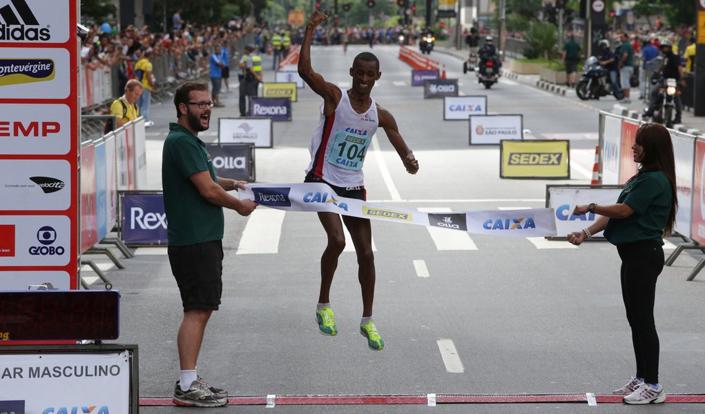 Tricampeã da Volta da Pampulha, a queniana Nancy Kipron venceu no feminino com o tempo de 51m58s; Sueli Pereira foi a melhor brasileira e terminou a prova na sexta colocação; na categoria masculina, a zebra correu longe e o favorito Edwin Kipsang Rotich conquistou o bicampeonato; o brasileiro Giovani dos Santos ficou em quarto (Foto: José Barbacena) Tricampeã da Volta da Pampulha, a queniana Nancy Kipron venceu no feminino com o tempo de 51m58s; Sueli Pereira foi a melhor brasileira e terminou a prova na sexta colocação; na categoria masculina, a zebra correu longe e o favorito Edwin Kipsang Rotich conquistou o bicampeonato; o brasileiro Giovani dos Santos ficou em quarto