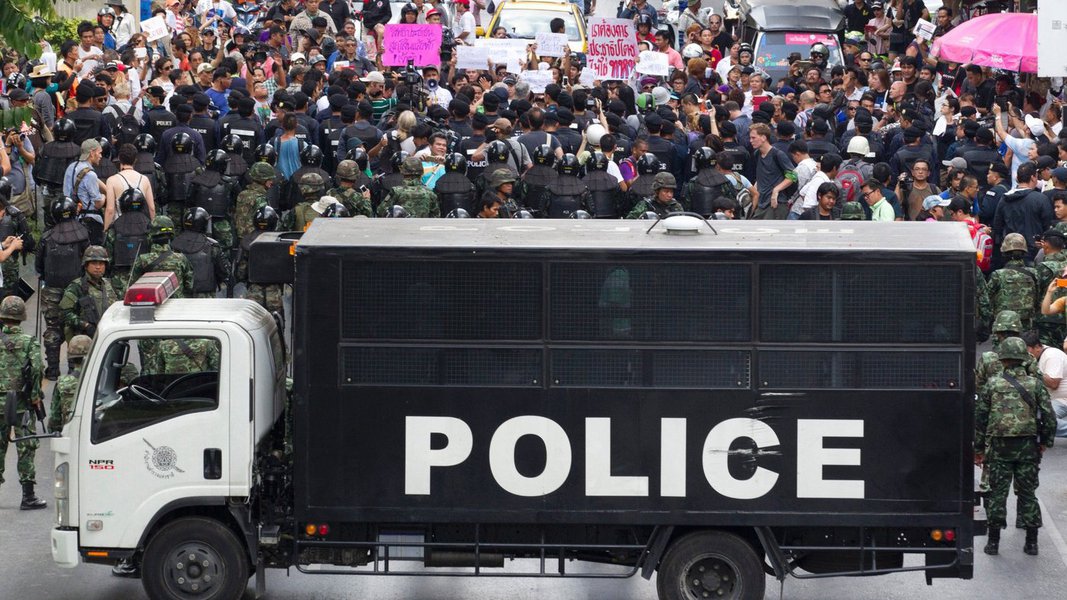 Junta militar da Tailândia manteve fora das ruas muitos dos milhares de soldados e policiais que preparou para lidar com protestos em Bangcoc neste domingo, uma vez que o número de pessoas que fazem manifestações públicas contra o golpe de 22 de maio diminuiu; militares reprimiram duramente os dissidentes pró-democracia desde a derrubada do primeiro-ministro Yingluck Shinawatra, no mês passado, buscando silenciar críticas e cortar protestos pela raiz (Foto: Valter Lima) Junta militar da Tailândia manteve fora das ruas muitos dos milhares de soldados e policiais que preparou para lidar com protestos em Bangcoc neste domingo, uma vez que o número de pessoas que fazem manifestações públicas contra o golpe de 22 de maio diminuiu; militares reprimiram duramente os dissidentes pró-democracia desde a derrubada do primeiro-ministro Yingluck Shinawatra, no mês passado, buscando silenciar críticas e cortar protestos pela raiz