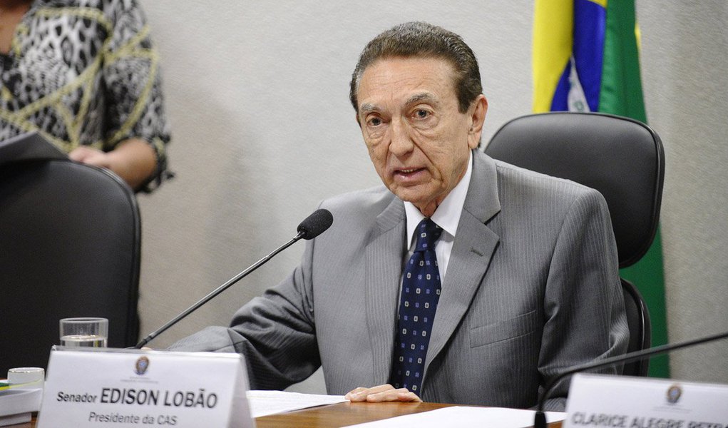 O senador e ex-ministro Edison Lobão (PMDB-MA) afirmou à PF que, "tradicionalmente”, os diretores da Petrobras são indicados pelo Palácio do Planalto para serem “oficializados” pelo Conselho de Administração da estatal; alvo da Operação Lava Jato, o parlamentar disse que nunca fez nomeação de diretores da estatal e negou ter pedido dinheiro ao ex-diretor da empresa Paulo Roberto Costa para beneficiar a campanha eleitoral de Roseana Sarney, em 2010 (Foto: Leonardo Lucena) O senador e ex-ministro Edison Lobão (PMDB-MA) afirmou à PF que, "tradicionalmente”, os diretores da Petrobras são indicados pelo Palácio do Planalto para serem “oficializados” pelo Conselho de Administração da estatal; alvo da Operação Lava Jato, o parlamentar disse que nunca fez nomeação de diretores da estatal e negou ter pedido dinheiro ao ex-diretor da empresa Paulo Roberto Costa para beneficiar a campanha eleitoral de Roseana Sarney, em 2010