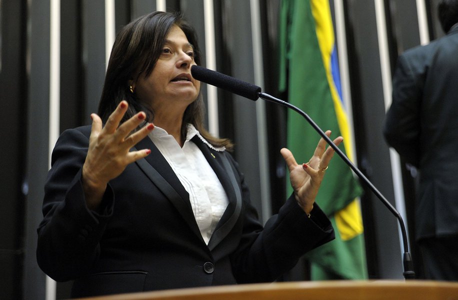Deputada Alice Portugal, do PC do B da Bahia, foi eleita nesta quarta para assumir a presidência da Comissão de Cultura (CC) da Câmara dos Deputados e incluiu na sua lista de pautas prioritárias a votação do projeto que restitui a denominação 2 de Julho ao aeroporto internacional de Salvador; "Projeto de lei que resgata o nome original do nosso aeroporto entrará em votação o mais rápido possível, independente de qualquer pressão. Esta é uma das prioridades da Comissão de Cultura" (Foto: Romulo Faro) www.brasil247.com - Deputada Alice Portugal, do PC do B da Bahia, foi eleita nesta quarta para assumir a presidência da Comissão de Cultura (CC) da Câmara dos Deputados e incluiu na sua lista de pautas prioritárias a votação do projeto que restitui a denominação 2 de Julho ao aeroporto internacional de Salvador; "Projeto de lei que resgata o nome original do nosso aeroporto entrará em votação o mais rápido possível, independente de qualquer pressão. Esta é uma das prioridades da Comissão de Cultura"