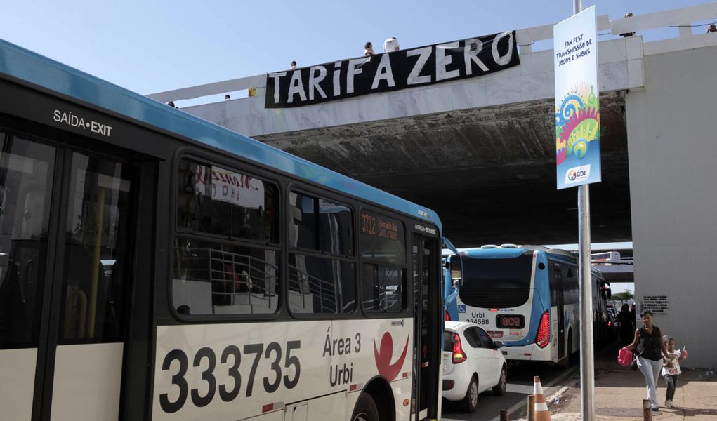 Movimento Passe Livre faz ato público na Rodoviária do Plano Piloto, nesta sexta-feira (6) às 16h; a organização propõe a estatização dos serviços de transporte e prepara um projeto de lei que será divulgado em breve (Foto: Leonardo Araújo) Movimento Passe Livre faz ato público na Rodoviária do Plano Piloto, nesta sexta-feira (6) às 16h; a organização propõe a estatização dos serviços de transporte e prepara um projeto de lei que será divulgado em breve