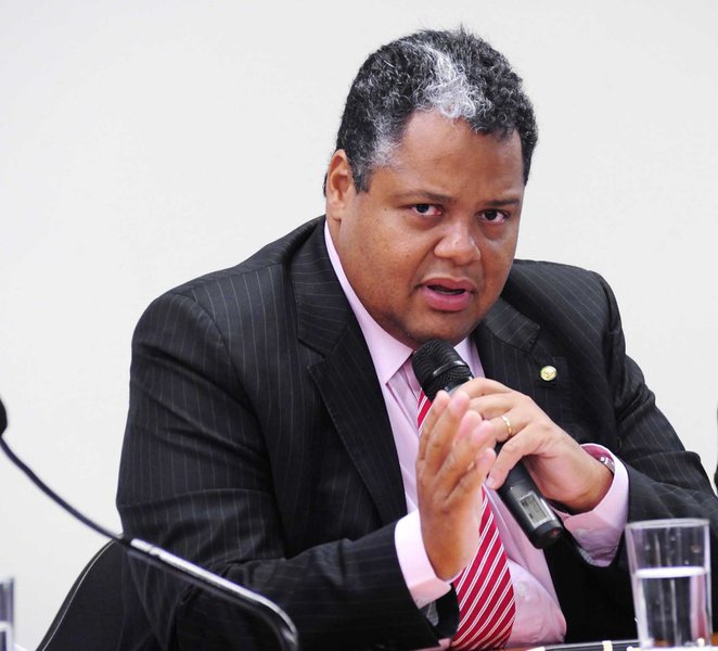 Três das quatro lideranças maiores do PTB na Bahia, o presidente da legenda, Jonival Lucas; o deputado Antonio Brito (foto) e o vereador Edvaldo Brito debateram se posicionaram contra a união com o DEM; eles alegam que 'os dois partidos têm linha programática diferente e o PTB está na base do governo Rui Costa, enquanto o DEM é oposição'; "A maioria da bancada federal é contrária à fusão", diz Antonio Brito; "Acompanhei a caminhada do candidato Rui Costa e dois meses depois eu estou contra?", questiona Edvaldo (Foto: Romulo Faro) Três das quatro lideranças maiores do PTB na Bahia, o presidente da legenda, Jonival Lucas; o deputado Antonio Brito (foto) e o vereador Edvaldo Brito debateram se posicionaram contra a união com o DEM; eles alegam que 'os dois partidos têm linha programática diferente e o PTB está na base do governo Rui Costa, enquanto o DEM é oposição'; "A maioria da bancada federal é contrária à fusão", diz Antonio Brito; "Acompanhei a caminhada do candidato Rui Costa e dois meses depois eu estou contra?", questiona Edvaldo