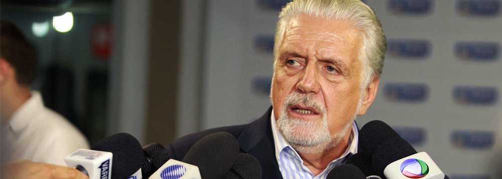 Ministro da Defesa, Jaques Wagner, continua a analisar os preparativos para os protestos que estão sendo organizados para dia 15 próximo contra o governo e afirma que "parte da elite brasileira está iludindo muita gente incitando ódio" à presidente Dilma Rousseff; "Tem uma parte da elite brasileira que sempre se escondeu atrás de justas reivindicações da população, da classe média. Em 1964 foi assim. Muita gente de boa-fé foi pra rua contra o que se chamava o 'terror do comunismo, da bagunça', e vivemos um período de governos militares. Agora, acredito que estão iludindo muita gente que inclusive progrediu nesses 12 anos (de governo do PT), melhorou sua condição de vida" (Foto: Romulo Faro) Ministro da Defesa, Jaques Wagner, continua a analisar os preparativos para os protestos que estão sendo organizados para dia 15 próximo contra o governo e afirma que "parte da elite brasileira está iludindo muita gente incitando ódio" à presidente Dilma Rousseff; "Tem uma parte da elite brasileira que sempre se escondeu atrás de justas reivindicações da população, da classe média. Em 1964 foi assim. Muita gente de boa-fé foi pra rua contra o que se chamava o 'terror do comunismo, da bagunça', e vivemos um período de governos militares. Agora, acredito que estão iludindo muita gente que inclusive progrediu nesses 12 anos (de governo do PT), melhorou sua condição de vida"