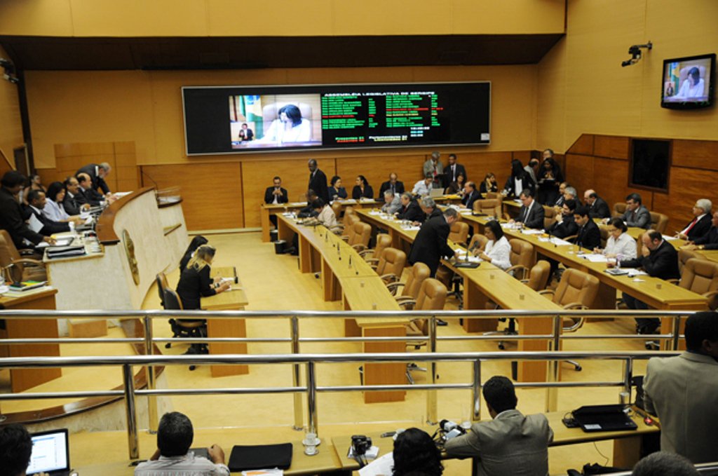 Somente a Comissão de Constituição e Justiça da Assembleia Legislativa aprovou nesta quarta (16), o Pró-Redes, projeto que autoriza a contratação de empréstimo de US$ 100 milhões junto ao Banco Interamericano de Desenvolvimento (BID); o projeto, que poderia já ter sido encaminhado ao plenário, caso também tivesse passado pelas comissões de Saúde e de Economia e Finanças, continuará tramitando de forma lenta, para atrasar ainda mais o seu envio ao BID: (Foto: Valter Lima) Somente a Comissão de Constituição e Justiça da Assembleia Legislativa aprovou nesta quarta (16), o Pró-Redes, projeto que autoriza a contratação de empréstimo de US$ 100 milhões junto ao Banco Interamericano de Desenvolvimento (BID); o projeto, que poderia já ter sido encaminhado ao plenário, caso também tivesse passado pelas comissões de Saúde e de Economia e Finanças, continuará tramitando de forma lenta, para atrasar ainda mais o seu envio ao BID:
