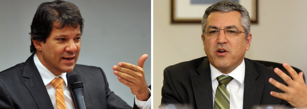 O prefeito Fernando Haddad (PT) confirmou nesta sexta (14) a troca do secretário de Saúde de São Paulo; a pasta será comandada por Alexandre Padilha, que hoje está na Secretaria das Relações Governamentais e já foi ministro da Saúde do primeiro governo de Dilma Rousseff; "A saúde é uma área muito delicada pra você fazer uma troca em abril. O Fillipi vai permanecer na equipe, não vai sair do governo, mas eu tenho que colocar um secretário que conduza a secretaria até o ultimo dia do ano que vem", afirmou (Foto: Valter Lima) O prefeito Fernando Haddad (PT) confirmou nesta sexta (14) a troca do secretário de Saúde de São Paulo; a pasta será comandada por Alexandre Padilha, que hoje está na Secretaria das Relações Governamentais e já foi ministro da Saúde do primeiro governo de Dilma Rousseff; "A saúde é uma área muito delicada pra você fazer uma troca em abril. O Fillipi vai permanecer na equipe, não vai sair do governo, mas eu tenho que colocar um secretário que conduza a secretaria até o ultimo dia do ano que vem", afirmou