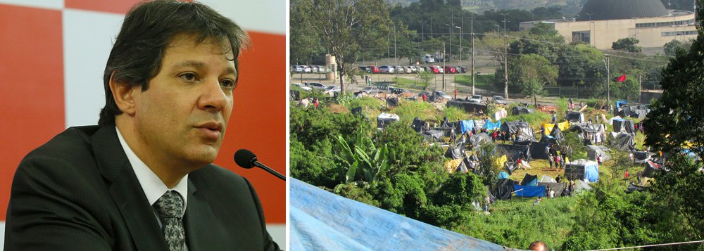 Prefeito da capital paulista negocia com o governo federal a construção de moradias populares no terreno ocupado desde o início do mês pelo Movimento dos Trabalhadores Sem Teto (MTST), chamado de Copa do Povo, próximo ao estádio do Itaquerão; emenda com a proposta será entregue pelo Executivo à Câmara Municipal na próxima semana (Foto: Gisele Federicce) Prefeito da capital paulista negocia com o governo federal a construção de moradias populares no terreno ocupado desde o início do mês pelo Movimento dos Trabalhadores Sem Teto (MTST), chamado de Copa do Povo, próximo ao estádio do Itaquerão; emenda com a proposta será entregue pelo Executivo à Câmara Municipal na próxima semana