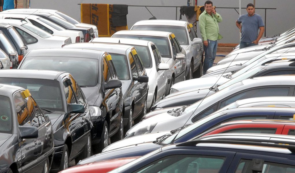 As vendas de veículos automotores por concessionárias ao mercado interno caíram 2,29% em 2013, na comparação com 2012, totalizando 5,458 milhões unidades no ano. A queda foi puxada pelo fraco desempenho do segmento automóveis, com recuo de 3,05% (Foto: Leonardo Attuch) As vendas de veículos automotores por concessionárias ao mercado interno caíram 2,29% em 2013, na comparação com 2012, totalizando 5,458 milhões unidades no ano. A queda foi puxada pelo fraco desempenho do segmento automóveis, com recuo de 3,05%