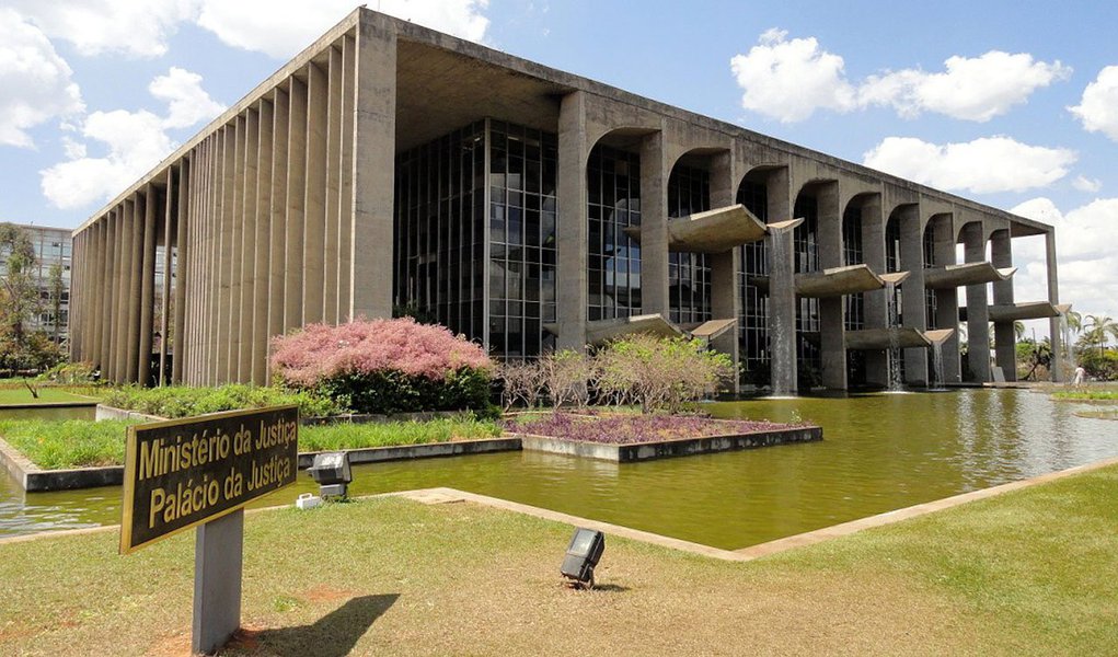 Os funcionários alegam que o Ministério da Justiça está se esquivando de pagar o salário atrasado de julho, conforme ordem da promotoria do Ministério; "O golpe é milionário e vergonhoso", afirma Carla Adriana, secretária Nacional de Políticas Anti-Drogas do MJ (Foto: Leonardo Lucena) Os funcionários alegam que o Ministério da Justiça está se esquivando de pagar o salário atrasado de julho, conforme ordem da promotoria do Ministério; "O golpe é milionário e vergonhoso", afirma Carla Adriana, secretária Nacional de Políticas Anti-Drogas do MJ