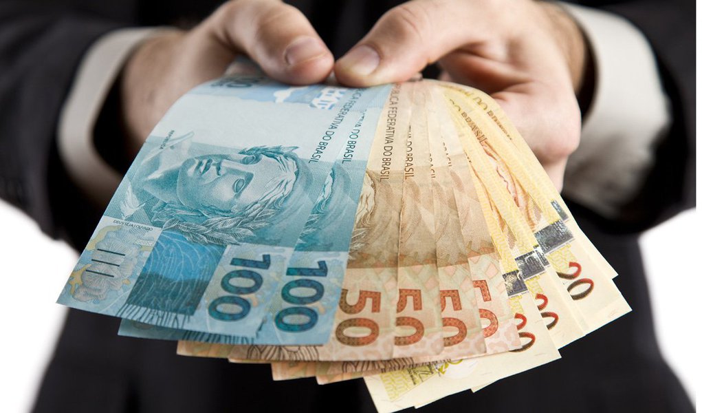 Valor é 6,78% superior aos R$ 678 atuais; percentual está acima da inflação medida pelo IPCA que, segundo a projeção mais recente do boletim Focus, deve fechar o ano em 5,72%; aumento do salário mínimo está previsto na Lei Orçamentária Anual de 2014 (Foto: Gisele Federicce) Valor é 6,78% superior aos R$ 678 atuais; percentual está acima da inflação medida pelo IPCA que, segundo a projeção mais recente do boletim Focus, deve fechar o ano em 5,72%; aumento do salário mínimo está previsto na Lei Orçamentária Anual de 2014