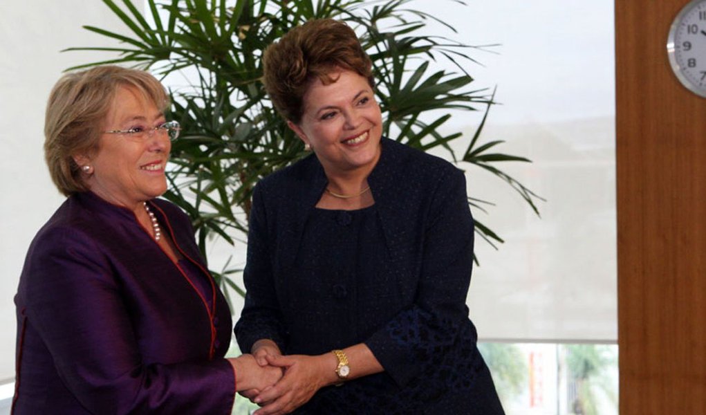 Presidente Dilma Rousseff parabenizou nesta segunda-feira a presidente eleita do Chile, Michelle Bachelet, pela vitória na eleição de domingo, e afirmou que a mudança no governo chileno vai ampliar as relações entre os dois países (Foto: Gisele Federicce) Presidente Dilma Rousseff parabenizou nesta segunda-feira a presidente eleita do Chile, Michelle Bachelet, pela vitória na eleição de domingo, e afirmou que a mudança no governo chileno vai ampliar as relações entre os dois países