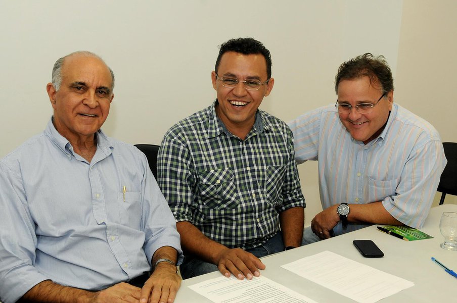 O PV decidiu oficializar o já esperado apoio à candidatura de Paulo Souto para o governo do estado; aliança estadual será firmada em evento que acontecerá no Hotel Mercure, no Rio Vermelho, nesta quinta-feira (5) às 11h; segundo o presidente do partido na Bahia, Alan Lacerda, decisão se deu por Souto, Joaci Góes e Geddel Vieira Lima se deu por "serem eles os mais preparados para o momento da Bahia" (Foto: Romulo Faro) O PV decidiu oficializar o já esperado apoio à candidatura de Paulo Souto para o governo do estado; aliança estadual será firmada em evento que acontecerá no Hotel Mercure, no Rio Vermelho, nesta quinta-feira (5) às 11h; segundo o presidente do partido na Bahia, Alan Lacerda, decisão se deu por Souto, Joaci Góes e Geddel Vieira Lima se deu por "serem eles os mais preparados para o momento da Bahia"