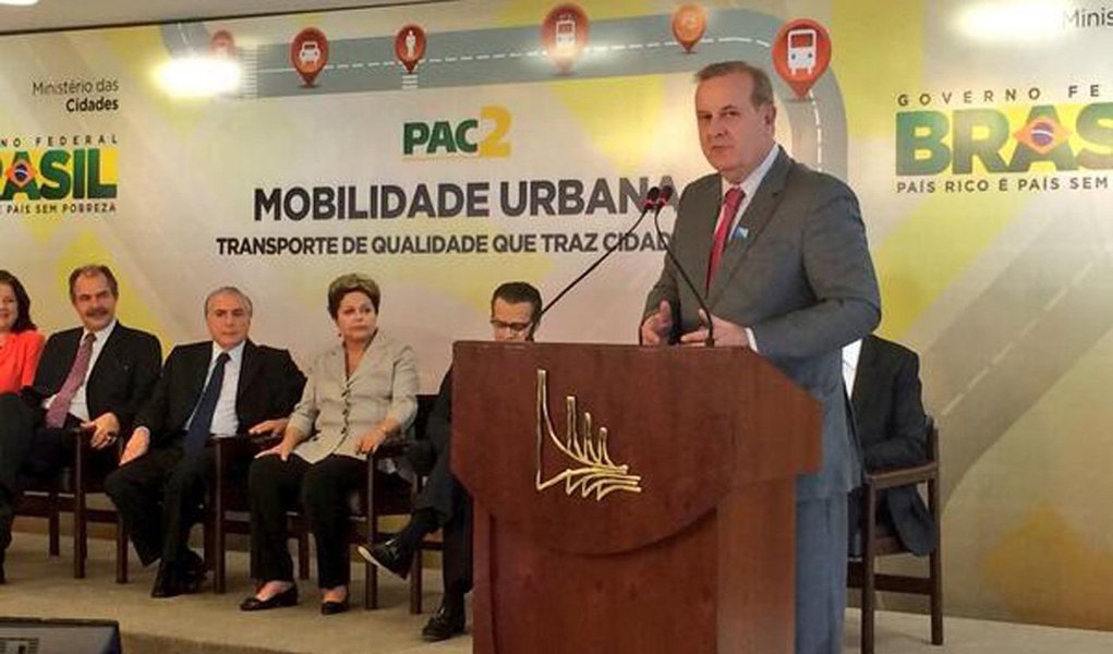 Prefeito de Goiânia assina convênio com a presidente para liberação de recursos ao corredor exclusivo Goiás BRT Norte/Sul, que terá 21,7 km de extensão e ligará as regiões Noroeste (Recanto do Bosque) e Sudoeste (na divisa com Aparecida de Goiânia), além de mais corredores preferenciais de ônibus; financiamento é proveniente do PAC-2 Grandes Cidades/Programa Pró-Transportes e do PAC-50; administração municipal investirá R$ 545,3 milhões em plano de mobilidade (Foto: Realle Palazzo-Martini) Prefeito de Goiânia assina convênio com a presidente para liberação de recursos ao corredor exclusivo Goiás BRT Norte/Sul, que terá 21,7 km de extensão e ligará as regiões Noroeste (Recanto do Bosque) e Sudoeste (na divisa com Aparecida de Goiânia), além de mais corredores preferenciais de ônibus; financiamento é proveniente do PAC-2 Grandes Cidades/Programa Pró-Transportes e do PAC-50; administração municipal investirá R$ 545,3 milhões em plano de mobilidade