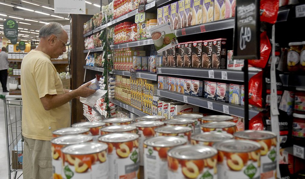 O consumidor fluminense que, ao chegar ao caixa de um supermercado, e verificar que o preço do produto exposto nas gôndolas, vitrines, cartazes, encartes ou em propagandas feitas no local é diferente do registrado no caixa, poderá levar o produto de graça; a medida faz parte da campanha De Olho no Preço, que será lançada nesta segunda (Foto: Leonardo Attuch) O consumidor fluminense que, ao chegar ao caixa de um supermercado, e verificar que o preço do produto exposto nas gôndolas, vitrines, cartazes, encartes ou em propagandas feitas no local é diferente do registrado no caixa, poderá levar o produto de graça; a medida faz parte da campanha De Olho no Preço, que será lançada nesta segunda