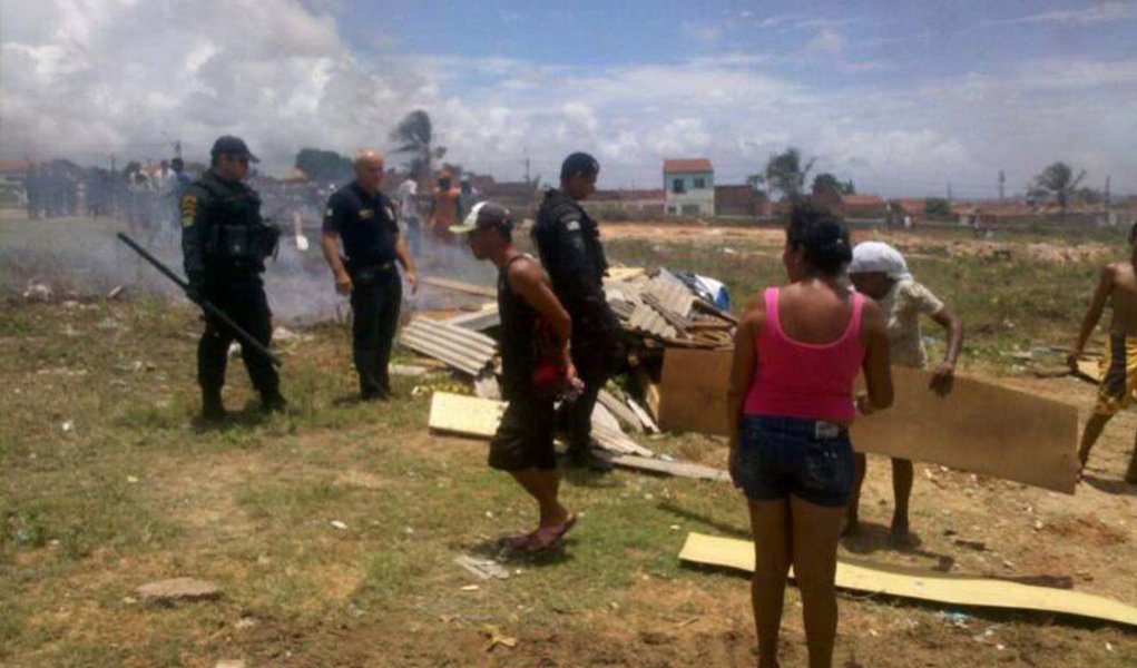 Cerca de 40 famílias moravam em barracos no local, que estava ocupado irregularmente e pertence à Prefeitura de Aracaju; segundo o jornal O Dia, durante a reintegração de posse houve confronto, desentendimento entre os moradores e as autoridades; alegando não ter outro local para morar, muitos criticaram a administração municipal quanto uma possível desassistência social (Foto: Aquiles Lins) Cerca de 40 famílias moravam em barracos no local, que estava ocupado irregularmente e pertence à Prefeitura de Aracaju; segundo o jornal O Dia, durante a reintegração de posse houve confronto, desentendimento entre os moradores e as autoridades; alegando não ter outro local para morar, muitos criticaram a administração municipal quanto uma possível desassistência social
