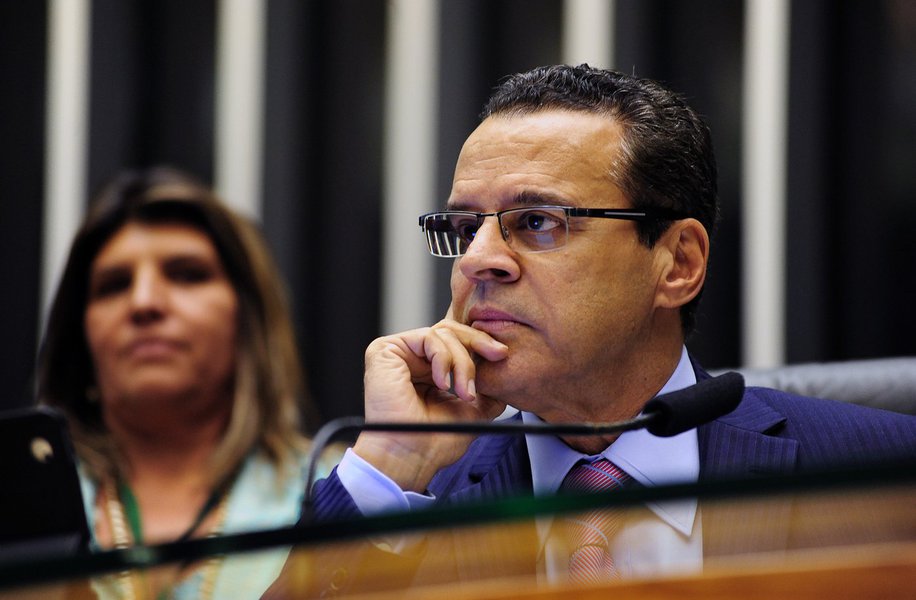 Para presidente da Câmara, Henrique Eduardo Alves (PMDB-RN), convocações e convites a dez ministros não são consequência dos atritos recentes entre o PMDB e o governo federal; "Isso é normal no Legislativo. Faz parte do processo democrático. O Legislativo é para isso mesmo: cobrar, fiscalizar, convidar ministro", disse; eles irão à Casa falar sobre diversos assuntos, como planejamento dos ministérios, programa Mais Médicos e Copa do Mundo (Foto: Gisele Federicce) Para presidente da Câmara, Henrique Eduardo Alves (PMDB-RN), convocações e convites a dez ministros não são consequência dos atritos recentes entre o PMDB e o governo federal; "Isso é normal no Legislativo. Faz parte do processo democrático. O Legislativo é para isso mesmo: cobrar, fiscalizar, convidar ministro", disse; eles irão à Casa falar sobre diversos assuntos, como planejamento dos ministérios, programa Mais Médicos e Copa do Mundo