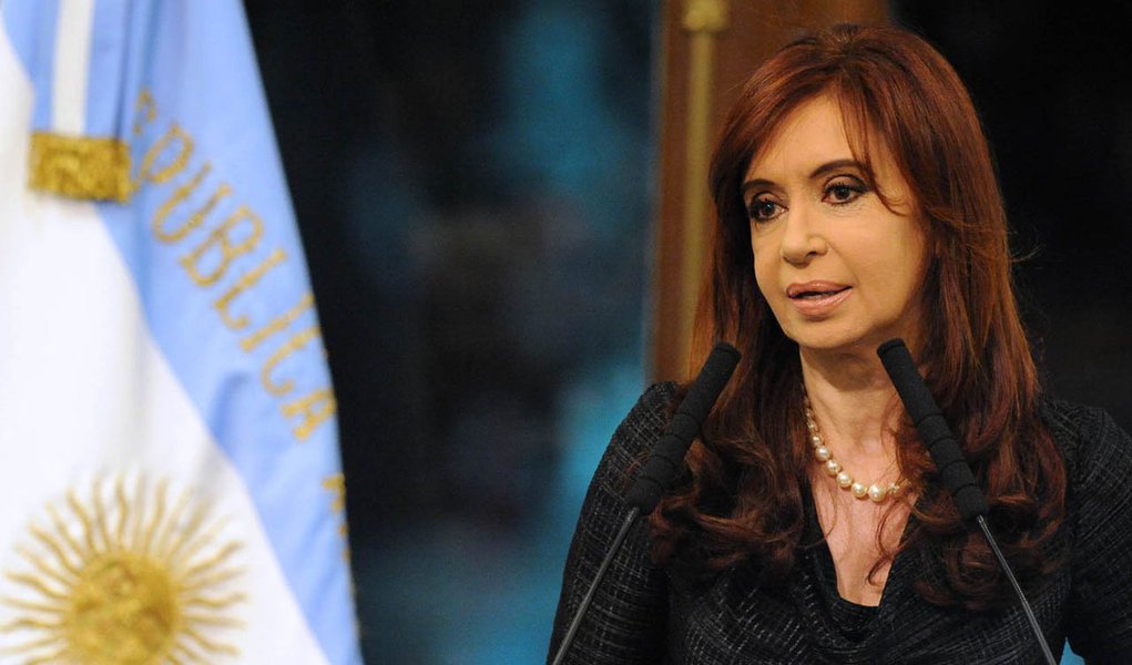 Declaração da presidente da Argentina foi feita durante a abertura do ano legislativo, transmitida em cadeia nacional, em resposta aos críticos de sua gestão: “De acordo ao último relatório da OMC, que é presidida por um brasileiro, o Brasil aparece em primeiro lugar na lista dos acusados de maior protecionismo, e não é uma crítica”, disse em tom irônico; “Depois dizem que somos malvados, que não deixamos importar”; Segundo a OMC, o Brasil não é considerado o país mais protecionista e sim o campeão em investimentos antidumping: ações em que questiona os preços dos produtos estrangeiros (Foto: Roberta Namour) Declaração da presidente da Argentina foi feita durante a abertura do ano legislativo, transmitida em cadeia nacional, em resposta aos críticos de sua gestão: “De acordo ao último relatório da OMC, que é presidida por um brasileiro, o Brasil aparece em primeiro lugar na lista dos acusados de maior protecionismo, e não é uma crítica”, disse em tom irônico; “Depois dizem que somos malvados, que não deixamos importar”; Segundo a OMC, o Brasil não é considerado o país mais protecionista e sim o campeão em investimentos antidumping: ações em que questiona os preços dos produtos estrangeiros