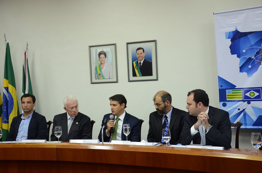 Roberto Mangabeira Unger, ministro-chefe da Secretaria de Assuntos Estratégicos da Presidência da República, liderou nesta quinta a reunião preparatória com secretários estaduais de Planejamento e Fazenda da Região Centro-Oeste e Tocantins para o 1.º Fórum de Governadores do Brasil Central, que será realizado nesta sexta-feira, em Goiânia; Mangabeira elogiou o dinamismo de Marconi Perillo e disse que Goiás sai à frente exercendo o papel de "catalisador" na busca por uma nova agenda de desenvolvimento para a região (Foto: José Barbacena) Roberto Mangabeira Unger, ministro-chefe da Secretaria de Assuntos Estratégicos da Presidência da República, liderou nesta quinta a reunião preparatória com secretários estaduais de Planejamento e Fazenda da Região Centro-Oeste e Tocantins para o 1.º Fórum de Governadores do Brasil Central, que será realizado nesta sexta-feira, em Goiânia; Mangabeira elogiou o dinamismo de Marconi Perillo e disse que Goiás sai à frente exercendo o papel de "catalisador" na busca por uma nova agenda de desenvolvimento para a região