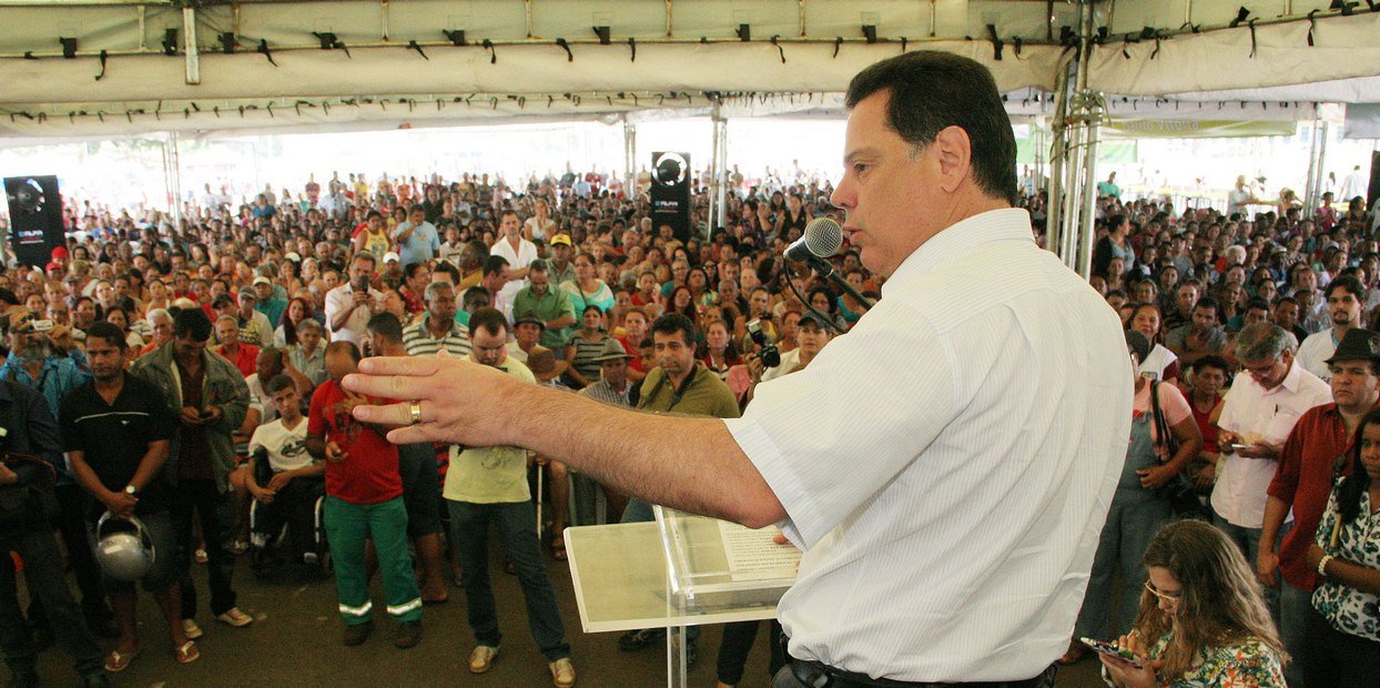 Gvernador Marconi e Marcos Abr�o entregam Escrituras na regi�o Noroeste de Goi�nia.
28 12 2013, fotos: Walter Alves (Foto: José Barbacena) Gvernador Marconi e Marcos Abr�o entregam Escrituras na regi�o Noroeste de Goi�nia.
28 12 2013, fotos: Walter Alves