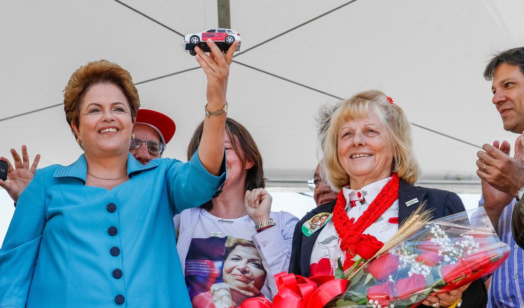 Presidente Dilma Rousseff (PT) disse neste sábado (6), durante evento com taxistas, em São Paulo, que em seu eventual segundo mandato não vai haver "tarifaço"; "Nós somos contra o tarifaço, tem gente querendo que a gente atrele o preço da gasolina e do diesel ao preço do petróleo no mercado internacional. Ao invés de o Brasil definir o preço, quem definiria seria o mercado internacional", afirmou (Foto: Valter Lima) Presidente Dilma Rousseff (PT) disse neste sábado (6), durante evento com taxistas, em São Paulo, que em seu eventual segundo mandato não vai haver "tarifaço"; "Nós somos contra o tarifaço, tem gente querendo que a gente atrele o preço da gasolina e do diesel ao preço do petróleo no mercado internacional. Ao invés de o Brasil definir o preço, quem definiria seria o mercado internacional", afirmou