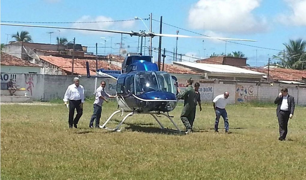 O governo de Alagoas prorrogou, por um ano, o contrato de manutenção de aeronaves locadas pelo Estado. O custo total será superior a R$ 1 milhão. Há três semanas o governador Teotonio Vilela Filho (PSDB) utilizou um helicóptero para se deslocar de um bairro a outro de Maceió numa distância de apenas 19 quilômetros (Foto: Voney Malta) O governo de Alagoas prorrogou, por um ano, o contrato de manutenção de aeronaves locadas pelo Estado. O custo total será superior a R$ 1 milhão. Há três semanas o governador Teotonio Vilela Filho (PSDB) utilizou um helicóptero para se deslocar de um bairro a outro de Maceió numa distância de apenas 19 quilômetros