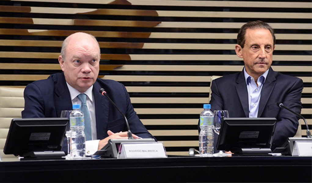 Ministro de Comércio Exterior cubano, Rodrigo Malmierca, apresentou os benefícios financeiros da ilha cubana para o empresariado brasileiro; "Não vemos o investimento estrangeiro como um mal necessário, mas como uma oportunidade importante para nós", afirmou à plateia formada por mais de 200 empresários (Foto: Gisele Federicce) Ministro de Comércio Exterior cubano, Rodrigo Malmierca, apresentou os benefícios financeiros da ilha cubana para o empresariado brasileiro; "Não vemos o investimento estrangeiro como um mal necessário, mas como uma oportunidade importante para nós", afirmou à plateia formada por mais de 200 empresários