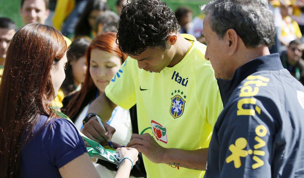 O zagueiro e capitão da seleção brasileira Thiago Silva será poupado do amistoso de terça-feira contra o Panamá, em Goiânia, para dar continuidade a um tratamento de recuperação física, afirmou o técnico Luiz Felipe Scolari neste sábado (Foto: Leonardo Attuch) O zagueiro e capitão da seleção brasileira Thiago Silva será poupado do amistoso de terça-feira contra o Panamá, em Goiânia, para dar continuidade a um tratamento de recuperação física, afirmou o técnico Luiz Felipe Scolari neste sábado