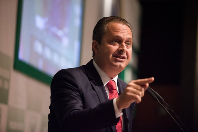 Não há espaço mais a ser ocupado com a extinção de Eduardo nestas eleições. Marina, se for alçada à candidata se dará por pragmatismo eleitoral e por pressão dos colunistas da velha mídia (Foto: Leopoldo Vieira) Não há espaço mais a ser ocupado com a extinção de Eduardo nestas eleições. Marina, se for alçada à candidata se dará por pragmatismo eleitoral e por pressão dos colunistas da velha mídia