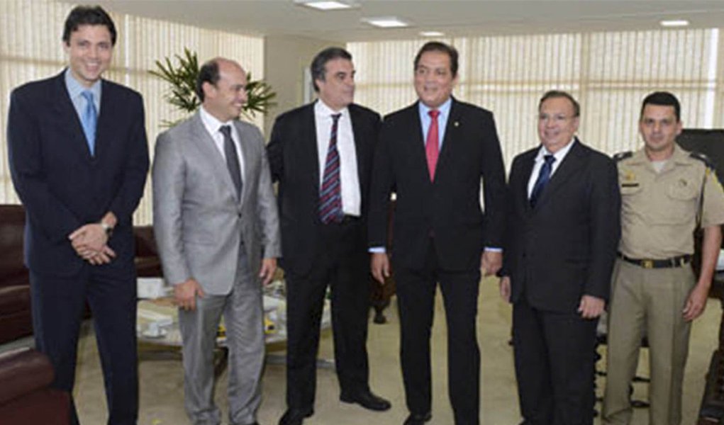 A expectativa do governador é que ainda este ano algum recurso seja destinado para o Estado dentro do programa federal de segurança, mas ficou acertado com o ministro Cardozo que a partir de 2015 o Tocantins terá dotação orçamentária específica para o combate à criminalidade; o ministro explicou para o governador que nos três estados em que o programa já foi implementado, a violência urbana foi reduzida (Foto: Aquiles Lins) A expectativa do governador é que ainda este ano algum recurso seja destinado para o Estado dentro do programa federal de segurança, mas ficou acertado com o ministro Cardozo que a partir de 2015 o Tocantins terá dotação orçamentária específica para o combate à criminalidade; o ministro explicou para o governador que nos três estados em que o programa já foi implementado, a violência urbana foi reduzida