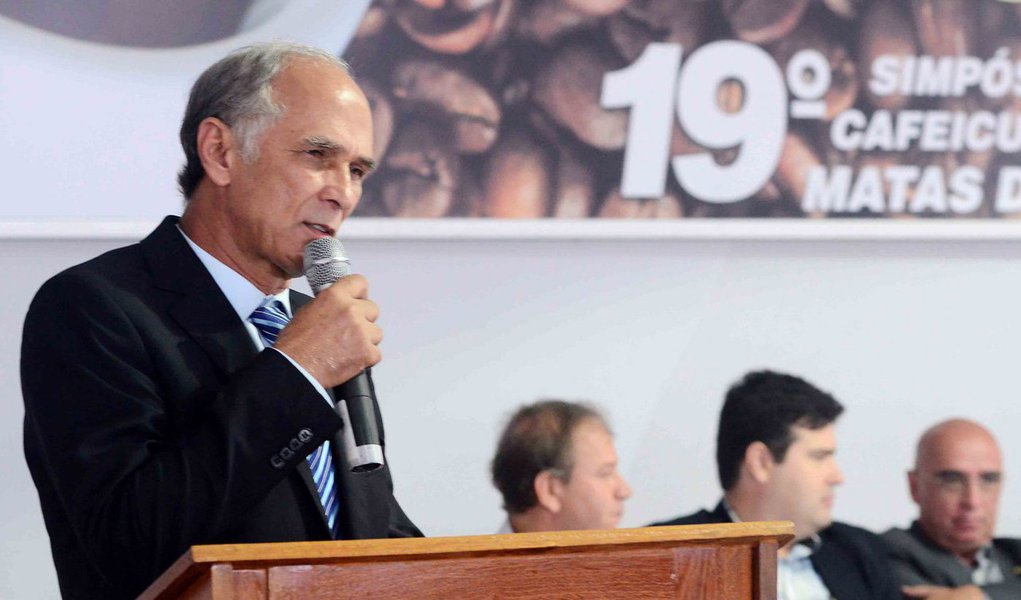 Vice-governador de Minas Gerais, Antonio Andrade admitiu que o governo estadual poderá estourar neste ano a Lei de Responsabilidade Fiscal (LRF); segundo ele, "a previsão é de que no mês de junho vamos infringir a lei de responsabilidade fiscal"; a LRF prevê que as despesas referentes aos gastos com funcionalismo não podem ultrapassar 49% da Receita Corrente Líquida (RCL); "Estamos fazendo de tudo para que isso não ocorra. São três áreas prioritárias que não podemos deixar desassistidas: educação, saúde e segurança", afirmou Andrade ao participar de encontro comemorativo da Semana da Água, em BH (Foto: Leonardo Lucena) Vice-governador de Minas Gerais, Antonio Andrade admitiu que o governo estadual poderá estourar neste ano a Lei de Responsabilidade Fiscal (LRF); segundo ele, "a previsão é de que no mês de junho vamos infringir a lei de responsabilidade fiscal"; a LRF prevê que as despesas referentes aos gastos com funcionalismo não podem ultrapassar 49% da Receita Corrente Líquida (RCL); "Estamos fazendo de tudo para que isso não ocorra. São três áreas prioritárias que não podemos deixar desassistidas: educação, saúde e segurança", afirmou Andrade ao participar de encontro comemorativo da Semana da Água, em BH