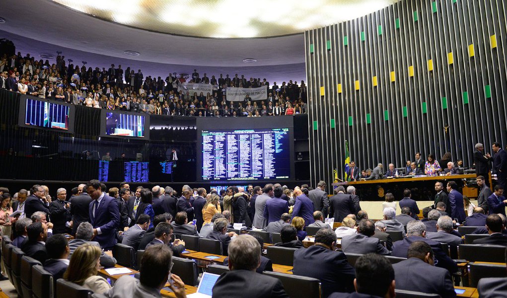 Com apoio de última hora do governo, a Câmara aprovou nesta terça (18) o texto principal da mudança na correção do Fundo de Garantia do Tempo de Serviço, que subirá ano a ano até se igualar à da caderneta de poupança em 2019; o governo era contra alterar as regras, mas decidiu fechar acordo para evitar uma nova derrota, mas conseguiu garantir recursos para o Minha Casa, Minha Vida e a regra de aumento gradual do percentual de remuneração (Foto: Valter Lima) Com apoio de última hora do governo, a Câmara aprovou nesta terça (18) o texto principal da mudança na correção do Fundo de Garantia do Tempo de Serviço, que subirá ano a ano até se igualar à da caderneta de poupança em 2019; o governo era contra alterar as regras, mas decidiu fechar acordo para evitar uma nova derrota, mas conseguiu garantir recursos para o Minha Casa, Minha Vida e a regra de aumento gradual do percentual de remuneração