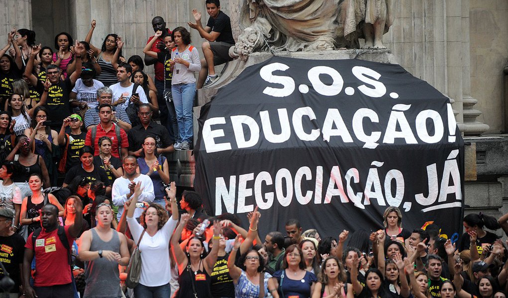 Até o dia 30 de junho, o governo do Estado do Rio de Janeiro encaminhará à Alerj um projeto de lei com itens relacionados à campanha salarial dos professores da rede estadual de ensino, em greve desde do dia 12 de maio; algumas das reivindicações são o reajuste linear de 20% com paridade para os aposentados, equiparação salarial da categoria e eleição direta para diretores; ainda não houve consenso em relação às reivindicações dos professores da rede municipal de ensino, que aguardam uma negociação com a Prefeitura do Rio (Foto: Leonardo Lucena) Até o dia 30 de junho, o governo do Estado do Rio de Janeiro encaminhará à Alerj um projeto de lei com itens relacionados à campanha salarial dos professores da rede estadual de ensino, em greve desde do dia 12 de maio; algumas das reivindicações são o reajuste linear de 20% com paridade para os aposentados, equiparação salarial da categoria e eleição direta para diretores; ainda não houve consenso em relação às reivindicações dos professores da rede municipal de ensino, que aguardam uma negociação com a Prefeitura do Rio