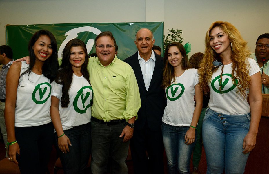 No Dia Mundial do Meio Ambiente, o Partido Verde (PV) oficializou apoio à pré-candidatura de Paulo Souto, do DEM, ao governo do estado; o ex-governador disse que a união "foi feita às claras com ampla discussão", baseada no documento verde de 43 pontos programáticos, e acrescentou que a nova legenda aliada "vai contribuir para a diversidade que a oposição pretende imprimir na campanha"; o prefeito ACM Neto (DEM) disse que a aliança com os verdes está ajudando a mudar Salvador e vai contribuir muito para a mudança da Bahia (Foto: Romulo Faro) No Dia Mundial do Meio Ambiente, o Partido Verde (PV) oficializou apoio à pré-candidatura de Paulo Souto, do DEM, ao governo do estado; o ex-governador disse que a união "foi feita às claras com ampla discussão", baseada no documento verde de 43 pontos programáticos, e acrescentou que a nova legenda aliada "vai contribuir para a diversidade que a oposição pretende imprimir na campanha"; o prefeito ACM Neto (DEM) disse que a aliança com os verdes está ajudando a mudar Salvador e vai contribuir muito para a mudança da Bahia