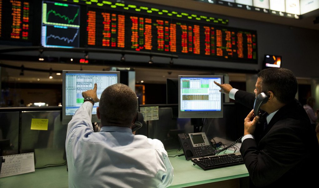 Depois da desvalorização de 15,5% no ano passado, o mercado de ações brasileiro manteve o ritmo de queda no primeiro pregão de 2014 e diminuiu mais 2,26% (Foto: Gisele Federicce) Depois da desvalorização de 15,5% no ano passado, o mercado de ações brasileiro manteve o ritmo de queda no primeiro pregão de 2014 e diminuiu mais 2,26%