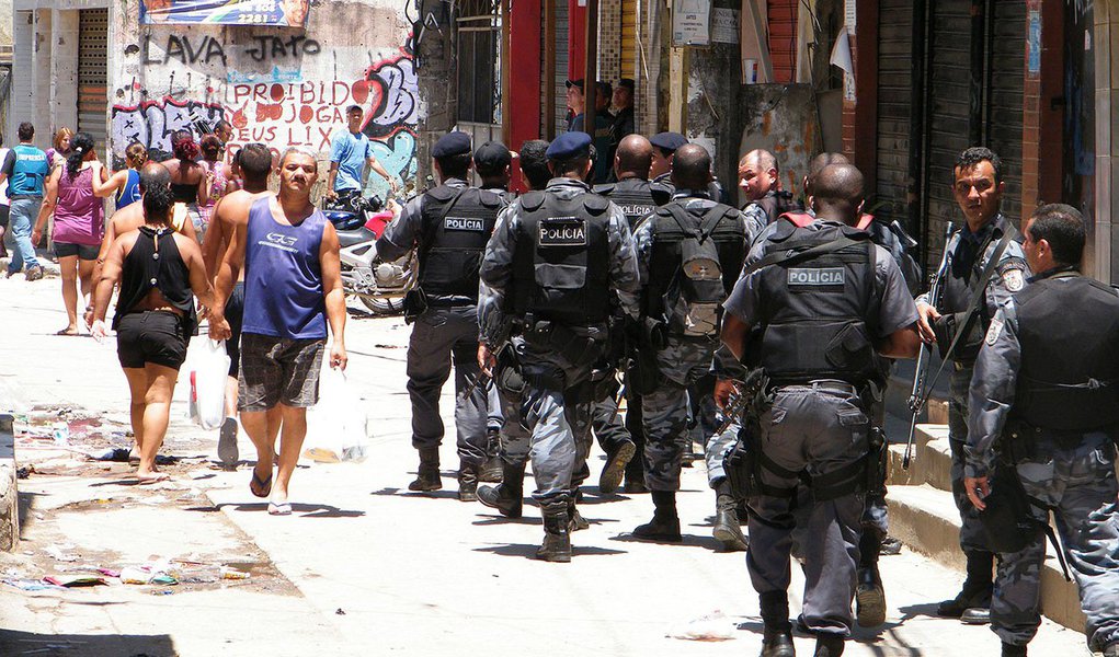 Quatro policiais militares ficaram feridos por estilhaços de bala, disparada acidentalmente ao fim de um treinamento do Batalhão de Operações Especiais (Bope) no Complexo do Alemão, na zona norte do Rio de Janeiro; segundo a assessoria de imprensa da Coordenadoria de Polícia Pacificadora (CPP), os ferimentos foram superficiais (Foto: Leonardo Lucena) Quatro policiais militares ficaram feridos por estilhaços de bala, disparada acidentalmente ao fim de um treinamento do Batalhão de Operações Especiais (Bope) no Complexo do Alemão, na zona norte do Rio de Janeiro; segundo a assessoria de imprensa da Coordenadoria de Polícia Pacificadora (CPP), os ferimentos foram superficiais