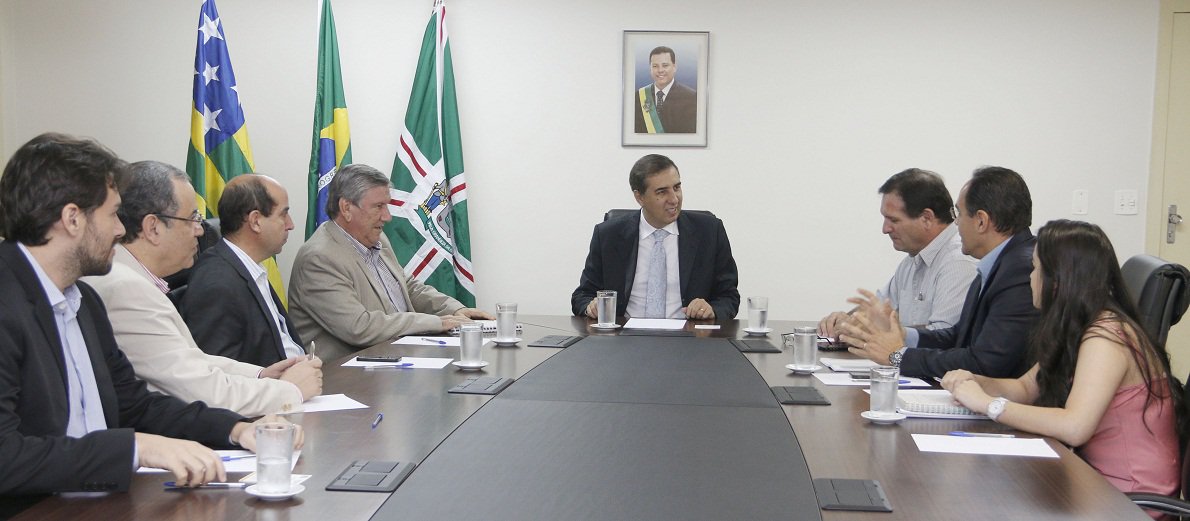 Dois dias após confirmar a instalação de fábrica de água mineral em Luziânia, o vice-governador e secretário de Desenvolvimento Econômico, José Eliton, reforçou, em audiência com o empresário Estanislao Corral, da multinacional Satus Ager, o compromisso do governo de Goiás em apoiar a vinda de uma unidade da indústria; investimento podem chegar a R$ 80 milhões; empresa vai desenvolver projeto de beneficiamento de sementes para atender grandes empresas do setor agropecuário em operação no Estado (Foto: José Barbacena) Dois dias após confirmar a instalação de fábrica de água mineral em Luziânia, o vice-governador e secretário de Desenvolvimento Econômico, José Eliton, reforçou, em audiência com o empresário Estanislao Corral, da multinacional Satus Ager, o compromisso do governo de Goiás em apoiar a vinda de uma unidade da indústria; investimento podem chegar a R$ 80 milhões; empresa vai desenvolver projeto de beneficiamento de sementes para atender grandes empresas do setor agropecuário em operação no Estado