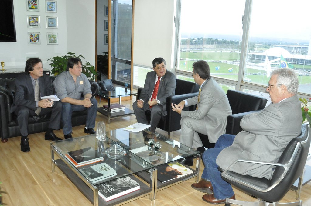 Na manhã desta quinta-feira, o deputado federal José Guimarães e os prefeitos e Quixeramobim e Itapipoca estiveram com o ministro da Saúde, Arthur Chioro, para tratar sobre a implantação de faculdades de medicina nos dois municípios (Foto: Fatima 247) Na manhã desta quinta-feira, o deputado federal José Guimarães e os prefeitos e Quixeramobim e Itapipoca estiveram com o ministro da Saúde, Arthur Chioro, para tratar sobre a implantação de faculdades de medicina nos dois municípios