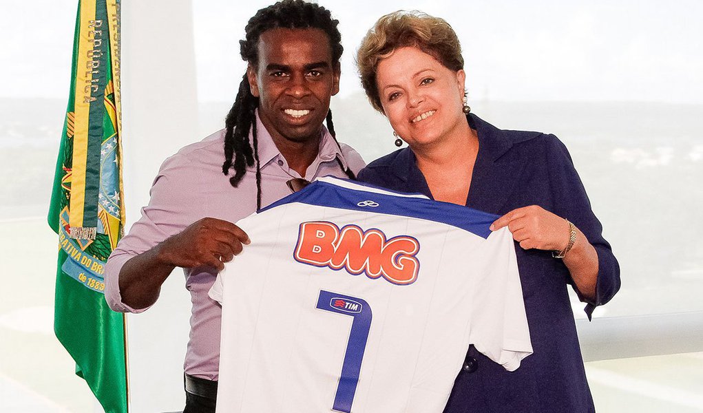 Presidente Dilma recebeu nesta quinta (13), no Palácio do Planalto, o jogador de futebol Tinga e o árbitro Marcio Chagas, que recentemente foram vítimas de racismo nos campos de futebol; Tinga afirmou que o encontro foi interessante para mostrar que Dilma está atenta a situação; o jogador Arouca, que não pode participar do encontro, enviou carta parabenizando a presidente pelo combate ao racismo (Foto: Valter Lima) Presidente Dilma recebeu nesta quinta (13), no Palácio do Planalto, o jogador de futebol Tinga e o árbitro Marcio Chagas, que recentemente foram vítimas de racismo nos campos de futebol; Tinga afirmou que o encontro foi interessante para mostrar que Dilma está atenta a situação; o jogador Arouca, que não pode participar do encontro, enviou carta parabenizando a presidente pelo combate ao racismo