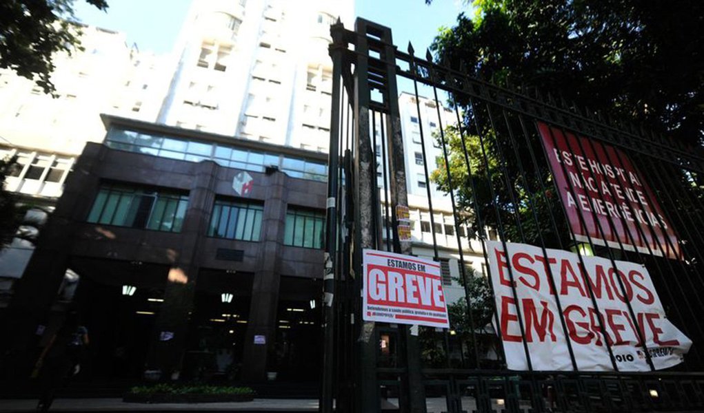 A greve dos servidores dos hospitais federais no Rio terminou, mas os trabalhadores permanecem em estado de greve; de acordo com o Ministério da Saúde, foi aprovada uma carta de compromisso com o sindicato; a paralisação começou há dez dias e atingiu seis hospitais, além do Instituto Nacional de Traumatologia e Ortopedia, Instituto Nacional de Cardiologia e Instituto Nacional do Câncer (Foto: Leonardo Lucena) A greve dos servidores dos hospitais federais no Rio terminou, mas os trabalhadores permanecem em estado de greve; de acordo com o Ministério da Saúde, foi aprovada uma carta de compromisso com o sindicato; a paralisação começou há dez dias e atingiu seis hospitais, além do Instituto Nacional de Traumatologia e Ortopedia, Instituto Nacional de Cardiologia e Instituto Nacional do Câncer
