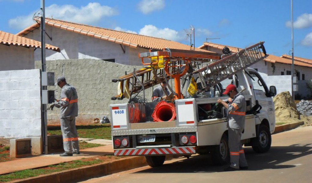 Com a bonificação de 30% proposta pelo Conselho de Administração da Companhia Energética de Minas (Cemig) à Assembleia Geral Extraordinária de Acionistas, marcada para o dia 26 de dezembro, o governo mineiro pode ter um caixa de R$ 1 bilhão; caso a proposta seja aprovada, a Cemig terá um acréscimo de R$ 64,3 milhões de novos papéis preferenciais em sua carteira de ações em poder do estado (Foto: Leonardo Lucena) Com a bonificação de 30% proposta pelo Conselho de Administração da Companhia Energética de Minas (Cemig) à Assembleia Geral Extraordinária de Acionistas, marcada para o dia 26 de dezembro, o governo mineiro pode ter um caixa de R$ 1 bilhão; caso a proposta seja aprovada, a Cemig terá um acréscimo de R$ 64,3 milhões de novos papéis preferenciais em sua carteira de ações em poder do estado