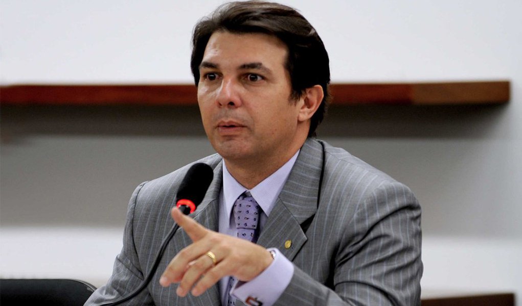 Desafeto dos irmãos Vieira Lima, o deputado não esconde sua discordância com a conduta de oposição ferrenha que o PMDB faz ao governador Jaques Wagner (PT) e está procurando um partido que seja também da base estadual para se filiar; seu ingresso no PSD, praticamente dado como certo, foi barrado pelo vice-governador e presidente do partido na Bahia, Otto Alencar; segundo Felipe Patury, de Época, o principal fator contrário à filiação de Arthur Maia é seu colega de Câmara José Carlos Araújo; o peemedebista agora negocia com o PDT (Foto: Romulo Faro) Desafeto dos irmãos Vieira Lima, o deputado não esconde sua discordância com a conduta de oposição ferrenha que o PMDB faz ao governador Jaques Wagner (PT) e está procurando um partido que seja também da base estadual para se filiar; seu ingresso no PSD, praticamente dado como certo, foi barrado pelo vice-governador e presidente do partido na Bahia, Otto Alencar; segundo Felipe Patury, de Época, o principal fator contrário à filiação de Arthur Maia é seu colega de Câmara José Carlos Araújo; o peemedebista agora negocia com o PDT