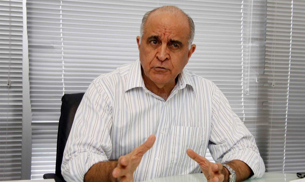 Ex-governador que tenta voltar para o Palácio de Ondina critica veementemente a aprovação da antecipação de receita dos royalties dos próximos cinco anos pela maioria governista na Assembleia Legislativa; "O governo atual não se conforma apenas em destruir, no presente, as finanças estaduais, e agora saca contra o futuro, através da antecipação, no último ano do mandato, da receita de royalties dos próximos cinco anos. É um descalabro!", disse o democrata no Facebook (Foto: Romulo Faro) Ex-governador que tenta voltar para o Palácio de Ondina critica veementemente a aprovação da antecipação de receita dos royalties dos próximos cinco anos pela maioria governista na Assembleia Legislativa; "O governo atual não se conforma apenas em destruir, no presente, as finanças estaduais, e agora saca contra o futuro, através da antecipação, no último ano do mandato, da receita de royalties dos próximos cinco anos. É um descalabro!", disse o democrata no Facebook