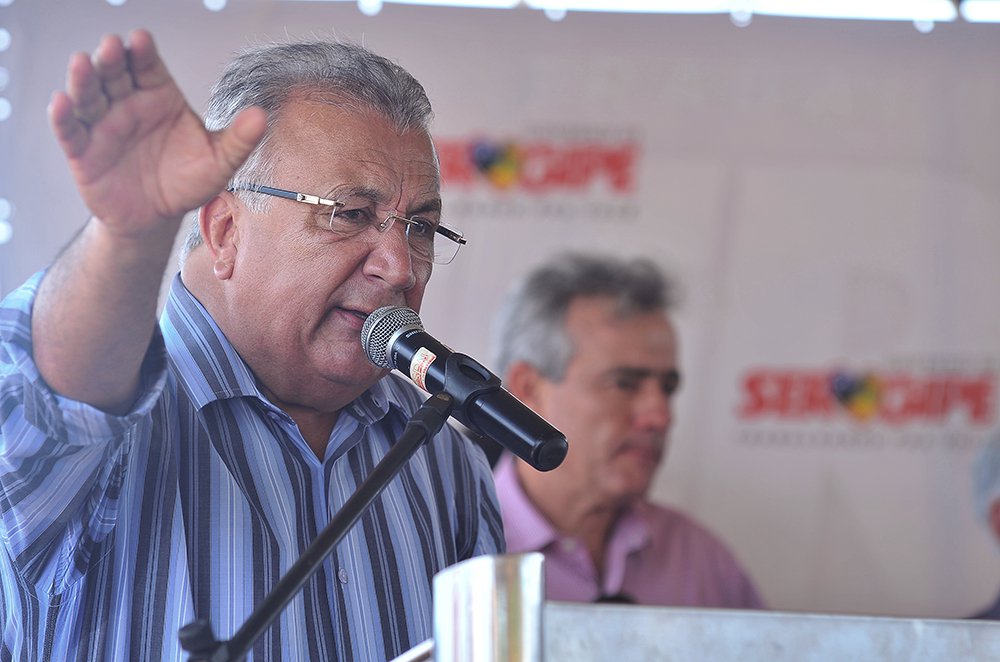 Em nota, o governo do Estado diz que "não compactua com irregularidades e que vai investigar tudo o que for apontado como divergente da legalidade"; de Brasília, o governador Jackson Barreto (PMDB), determinou que fosse solicitado ao conselheiro, de forma imediata, os relatórios que apontam os fatos divulgados; "O Governo informa que desde o ano passado vem numa exaustiva cruzada para eliminar da máquina pública estadual quaisquer situações de irregularidade, preservando os recursos estaduais e conferindo mais eficiência à administração pública", completa (Foto: Valter Lima) Em nota, o governo do Estado diz que "não compactua com irregularidades e que vai investigar tudo o que for apontado como divergente da legalidade"; de Brasília, o governador Jackson Barreto (PMDB), determinou que fosse solicitado ao conselheiro, de forma imediata, os relatórios que apontam os fatos divulgados; "O Governo informa que desde o ano passado vem numa exaustiva cruzada para eliminar da máquina pública estadual quaisquer situações de irregularidade, preservando os recursos estaduais e conferindo mais eficiência à administração pública", completa