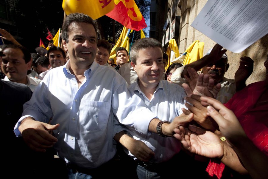 Em nota, o senador Aécio Neves (PSDB-MG) afirmou que manifestou "surpresa" com a inclusão ex-governador e senador mineiro Antonio Anastasia (PSDB-MG) na 'lista de Janot', mas afirmou que o caso será esclarecido; "por conhecermos o seu proceder irretocável, em tantos anos de vida pública, temos a convicção de que a sua inocência será evidenciada", disse ele; "neste momento, a melhor forma de nos dedicarmos à sua defesa é termos nossas atenções voltadas à análise dos fatos para que possamos dar, o quanto antes, as respostas que o país espera, com ansiedade, sobre a lisura de suas ações"; Anastasia foi acusado de receber R$ 1 milhão pelo policial Jayme Alves, que entregava malas para o doleiro Alberto Youssef (Foto: Leonardo Attuch) Em nota, o senador Aécio Neves (PSDB-MG) afirmou que manifestou "surpresa" com a inclusão ex-governador e senador mineiro Antonio Anastasia (PSDB-MG) na 'lista de Janot', mas afirmou que o caso será esclarecido; "por conhecermos o seu proceder irretocável, em tantos anos de vida pública, temos a convicção de que a sua inocência será evidenciada", disse ele; "neste momento, a melhor forma de nos dedicarmos à sua defesa é termos nossas atenções voltadas à análise dos fatos para que possamos dar, o quanto antes, as respostas que o país espera, com ansiedade, sobre a lisura de suas ações"; Anastasia foi acusado de receber R$ 1 milhão pelo policial Jayme Alves, que entregava malas para o doleiro Alberto Youssef