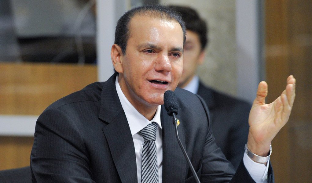 O pré-candidato a governador pelo Pros, senador Ataídes Oliveira, está disposto a intensificar as conversas com os partidos da chamada Terceira Via – PP, PT, PcdoB e PSL; Ataídes tem mantido contatos frequentes com líderes desses quatro partidos; nessa quinta-feira, 27, por exemplo, se reuniu com a cúpula do PCdoB estadual, a convite dos “camaradas”; a Terceira Via divulgou que não aceitará no grupo novos partidos que tenham pré-candidatos a governador (Foto: Aquiles Lins) O pré-candidato a governador pelo Pros, senador Ataídes Oliveira, está disposto a intensificar as conversas com os partidos da chamada Terceira Via – PP, PT, PcdoB e PSL; Ataídes tem mantido contatos frequentes com líderes desses quatro partidos; nessa quinta-feira, 27, por exemplo, se reuniu com a cúpula do PCdoB estadual, a convite dos “camaradas”; a Terceira Via divulgou que não aceitará no grupo novos partidos que tenham pré-candidatos a governador