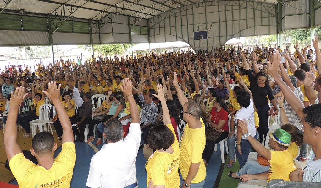 A suspensão da paralisação, que completou 30 dias, foi condicionada à aprovação das emendas à Medida Provisória 11/2014, discutidas entre Sintet e deputados estaduais com o governo do Estado; caso as emendas não aprovadas na Assembleia, os professores ameaçam retomar a greve; na semana passada o governo do Estado endureceu o discurso contra o sindicato e ameaçou executar a decisão da Justiça que declarou ilegal a paralisação e fixou multa e corte do ponto dos professores (Foto: Aquiles Lins) A suspensão da paralisação, que completou 30 dias, foi condicionada à aprovação das emendas à Medida Provisória 11/2014, discutidas entre Sintet e deputados estaduais com o governo do Estado; caso as emendas não aprovadas na Assembleia, os professores ameaçam retomar a greve; na semana passada o governo do Estado endureceu o discurso contra o sindicato e ameaçou executar a decisão da Justiça que declarou ilegal a paralisação e fixou multa e corte do ponto dos professores