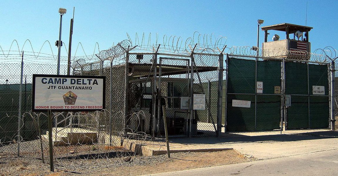 Departamento de Defesa dos Estados Unidos está enviando uma equipe a instalações militares no Kansas e na Carolina do Sul para investigar a possibilidade de realocar alguns prisioneiros da Baía de Guantánamo ao solo norte-americano; Pentágono notificou o Congresso dos EUA na sexta-feira que a equipe já estava visitando a instalação disciplinar de Fort Leavenworth, Kansas, e avaliaria em seguida a instalação naval em Charleston, Carolina do Sul, nas próximas semanas; republicanos, que controlam o Congresso, condenaram a ideia (Foto: Paulo Emílio) Departamento de Defesa dos Estados Unidos está enviando uma equipe a instalações militares no Kansas e na Carolina do Sul para investigar a possibilidade de realocar alguns prisioneiros da Baía de Guantánamo ao solo norte-americano; Pentágono notificou o Congresso dos EUA na sexta-feira que a equipe já estava visitando a instalação disciplinar de Fort Leavenworth, Kansas, e avaliaria em seguida a instalação naval em Charleston, Carolina do Sul, nas próximas semanas; republicanos, que controlam o Congresso, condenaram a ideia