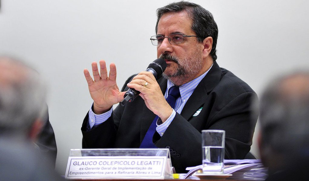 "Não é verdade que o senhor Shinko pagou o dinheiro para mim. Não recebi um centavo do senhor Shinko", afirmou o ex-gerente da Refinaria Abreu e Lima Glauco Legatti, negando o depoimento do empresário Shinko Nakandakari, um dos delatores da Operação Lava Jato, que disse ter pago R$ 400 mil em propina a Legatti; à CPI da Petrobras, o ex-gerente disse ainda que nunca soube de irregularidades praticadas pelos ex-diretores da estatal Renato Duque e Paulo Roberto Costa ou pelo ex-gerente de serviços Pedro Barusco (Foto: Gisele Federicce) "Não é verdade que o senhor Shinko pagou o dinheiro para mim. Não recebi um centavo do senhor Shinko", afirmou o ex-gerente da Refinaria Abreu e Lima Glauco Legatti, negando o depoimento do empresário Shinko Nakandakari, um dos delatores da Operação Lava Jato, que disse ter pago R$ 400 mil em propina a Legatti; à CPI da Petrobras, o ex-gerente disse ainda que nunca soube de irregularidades praticadas pelos ex-diretores da estatal Renato Duque e Paulo Roberto Costa ou pelo ex-gerente de serviços Pedro Barusco