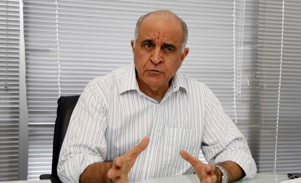 A Prefeitura de Salvador alega ter perdido R$ 123 milhões em 2013 e 2014 e estima perder mais R$ 66 milhões neste ano 'pelo não cumprimento por parte do governo federal da Lei Complementar nº 148/2014', que criou condições mais justas para cálculo e pagamento das dívidas de estados e municípios; o secretário da Fazenda, Paulo Souto, afirma que a medida ajudaria se estivesse dendo cumprida; "Com a nova sistemática de cálculo, a ser aplicada a partir de janeiro de 2013, a dívida de Salvador diminuiria de R$ 679 milhões para R$ 233 milhões. Com esses recursos a mais, poderíamos construir dezenas de creches, postos de saúde, multicentros, quadras, campos de futebol e obras de infraestrutura" (Foto: Romulo Faro) A Prefeitura de Salvador alega ter perdido R$ 123 milhões em 2013 e 2014 e estima perder mais R$ 66 milhões neste ano 'pelo não cumprimento por parte do governo federal da Lei Complementar nº 148/2014', que criou condições mais justas para cálculo e pagamento das dívidas de estados e municípios; o secretário da Fazenda, Paulo Souto, afirma que a medida ajudaria se estivesse dendo cumprida; "Com a nova sistemática de cálculo, a ser aplicada a partir de janeiro de 2013, a dívida de Salvador diminuiria de R$ 679 milhões para R$ 233 milhões. Com esses recursos a mais, poderíamos construir dezenas de creches, postos de saúde, multicentros, quadras, campos de futebol e obras de infraestrutura"